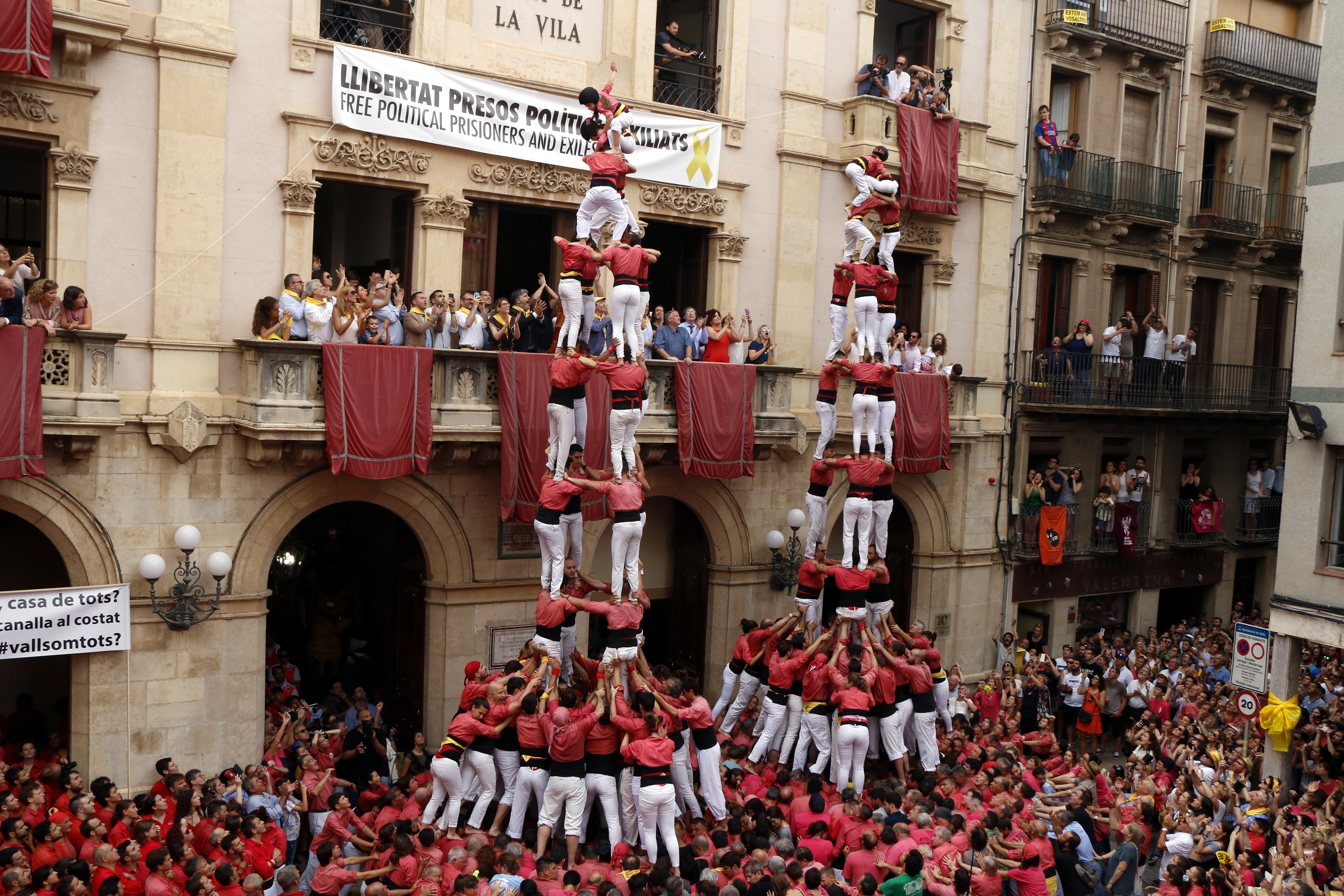 Two human towers of each levels each in Valls (by ACN)